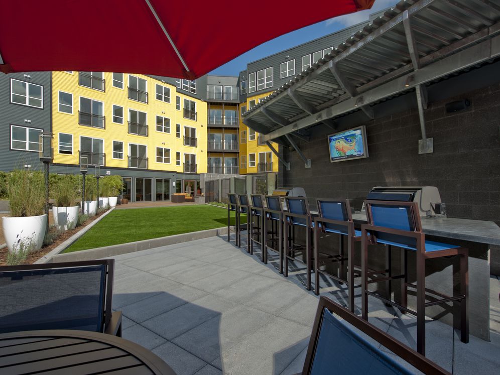 Courtyard with barbeque grills, dining area and flat screen television