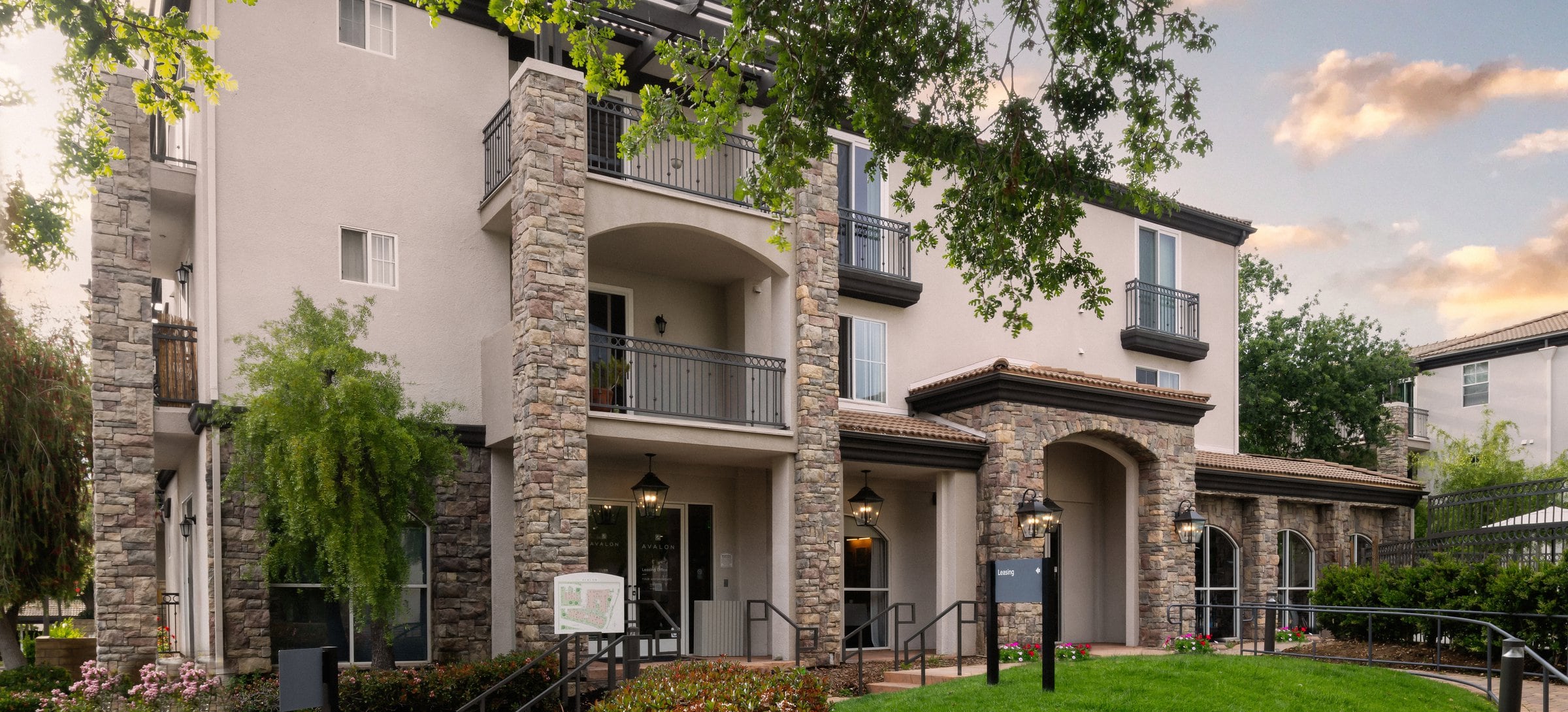 Avalon Thousand Oaks Plaza CA581 4.23.2025