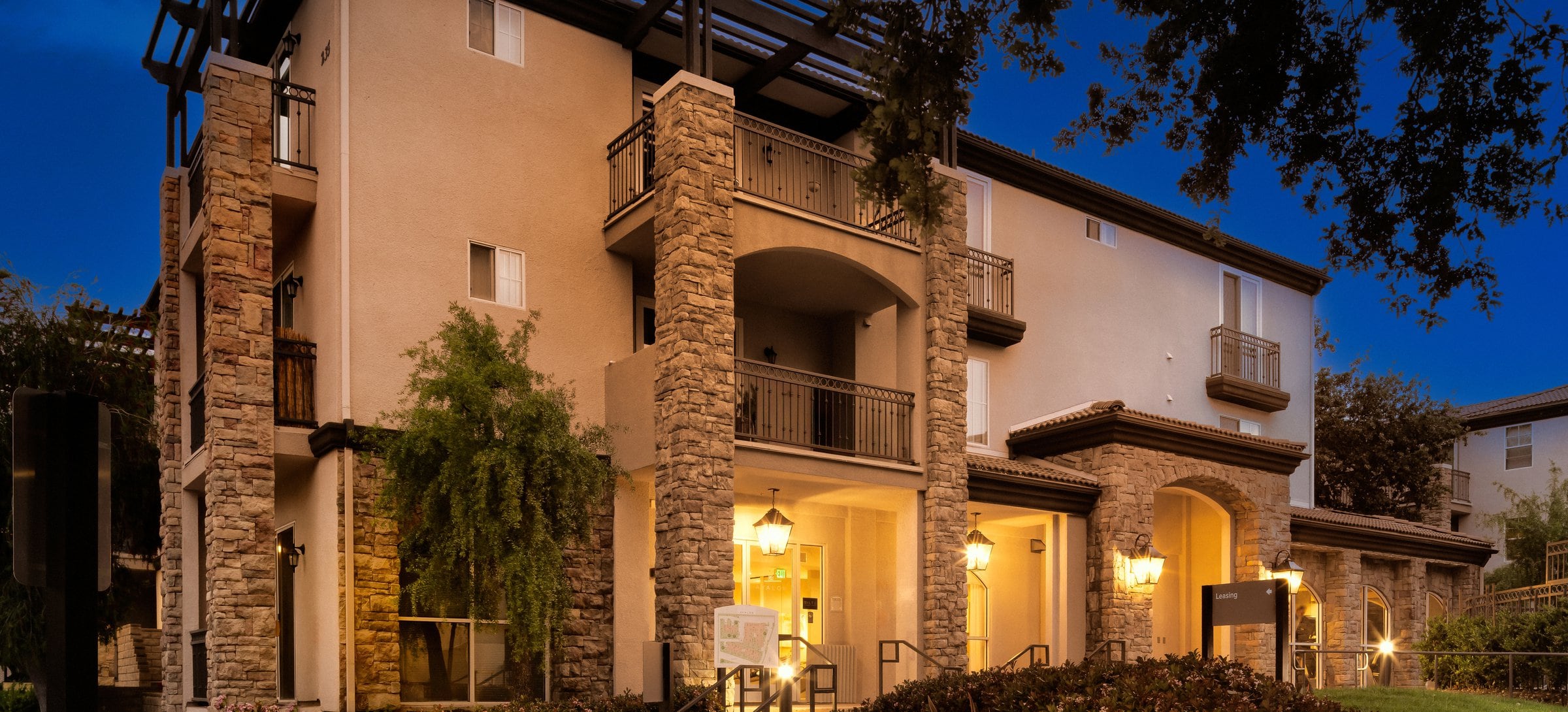 Avalon Thousand Oaks Plaza CA581 4.23.2025